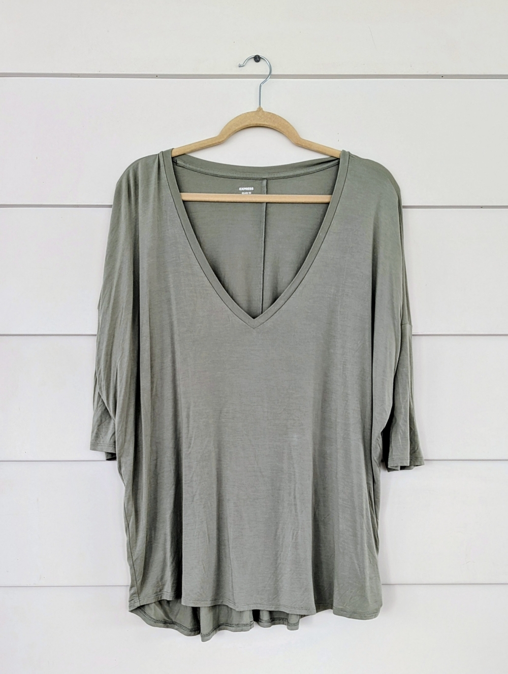 Express Relaxed Fit V-Neck Elbow Sleeve Tee Shirt in Sage - XL